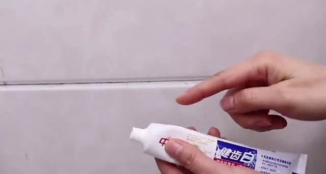 瓷砖有裂缝?别着急,装修师傅教你一招,瓷砖完好无损,太省钱了 瓷砖有裂缝?别着急,装修师傅教你一招,瓷砖完好无损,太省钱了